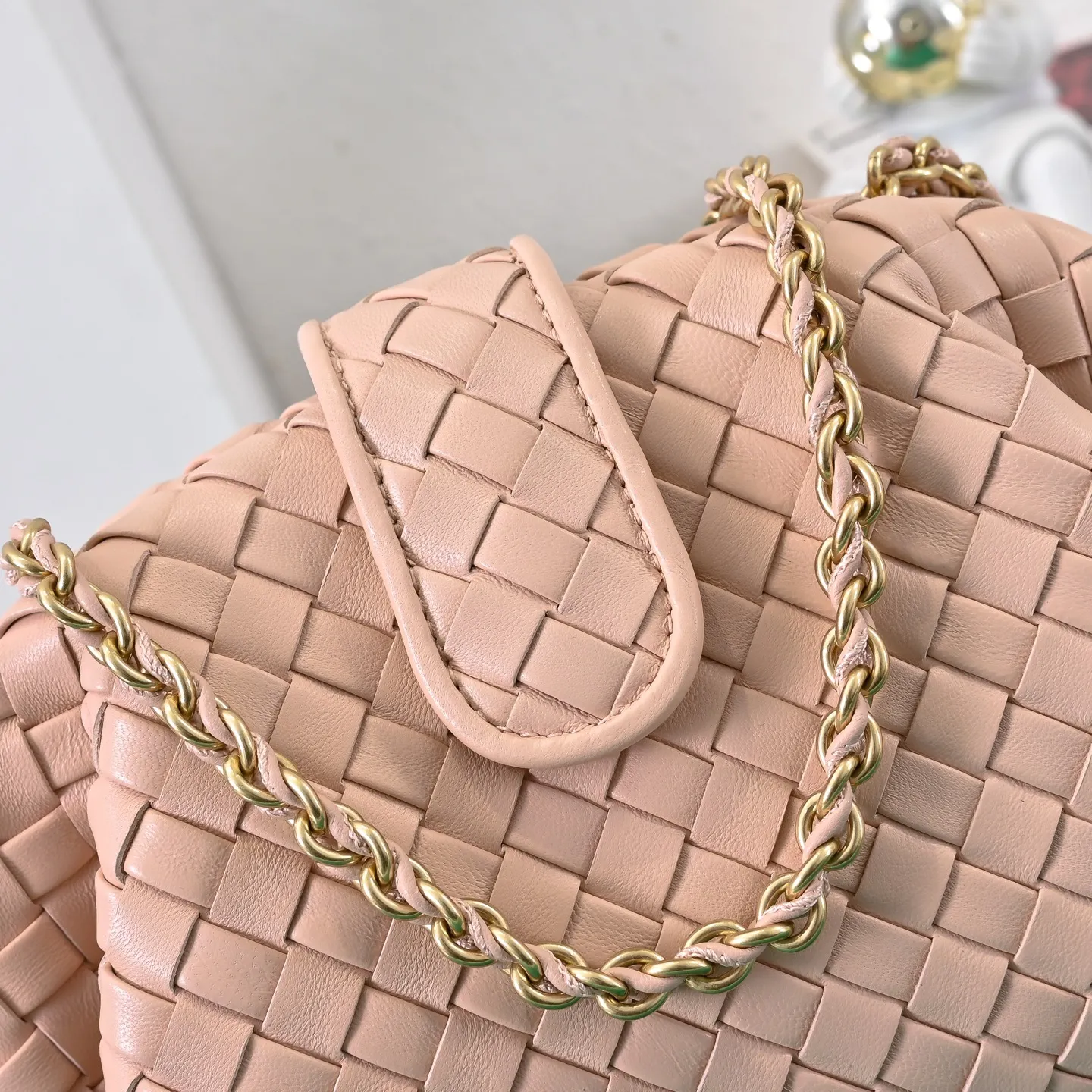 Batch 1880 BOTTEGA VENETA LAUREN 1980 small clutch bag is new! The small size that many people are squatting on is finally here. The self-adjustable zipper is a highlight of this bag. After being removed, it can be used as a handbag for important occasions. One bag unlocks two carrying methods at the same time. It is practical and has a unique sense of structure and beautiful lines. It is more elegant than a small cloud. It is a tribute to the classics and the pursuit of modernity. Style number: 4038 Size: 27*15*8cm